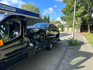 Auto slepen naar garage